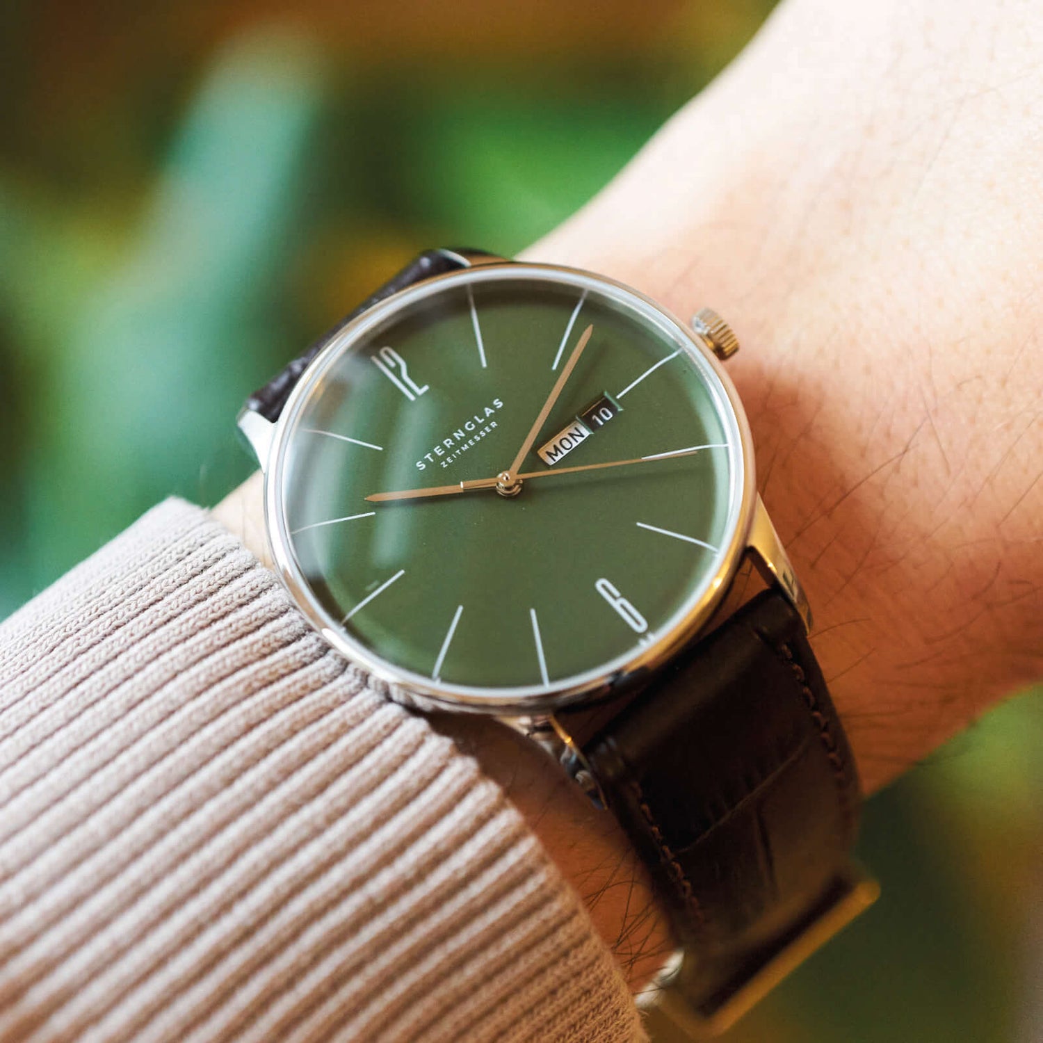 popup|Japanisches Quarzuhrwerk|Im Herzen der Berlin arbeitet das Kaliber GM02 des Traditionsherstellers Miyota, welches für Qualität und Präzision steht. Es ermöglicht neben der Anzeige des Datums- auch die Wochentagsanzeige.