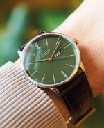 popup|Japanisches Quarzuhrwerk|Im Herzen der Berlin arbeitet das Kaliber GM02 des Traditionsherstellers Miyota, welches für Qualität und Präzision steht. Es ermöglicht neben der Anzeige des Datums- auch die Wochentagsanzeige.