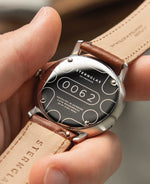 popup|Vollflächige Gehäusegravur|Jedes Exemplar ist ein persönliches Unikat. Das beweist die fortlaufend gravierte Nummer auf dem Gehäuseboden.