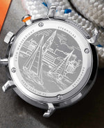 popup|Regatta Gravur auf dem Gehäuseboden|Wie für STERNGLAS-Zeitmesser typisch, ist die Gravur auch hier ein echter Hingucker: sie zeigt zwei Segelboote auf der Außenalster. Ein Zeichen für Abenteuer und unsere Verbundenheit zu unserer Heimat Hamburg.