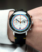 popup|Matthias hat einen Handgelenksumfang von 18,5 cm|Das Armband "Vintage" – hergestellt in Deutschland – besticht durch seine markante Schnittkante und den zweitönigen ‘Pull-Up Effekt’.