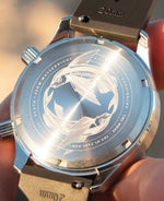 popup|Fliegenfisch Gravur|Fliegende Fische, symbolisieren das Auf- und Abtauchen, sportliche und aktive Bewegung.