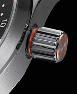 popup|Farbige Pfeilgravur auf Krone bei 2 Uhr|Zwei verschraubte Kronen mit Farbmarkierung bei geöffnetem Zustand. Hinweis für den Nutzer, dass die Krone offen ist und wieder verschraubt werden muss.