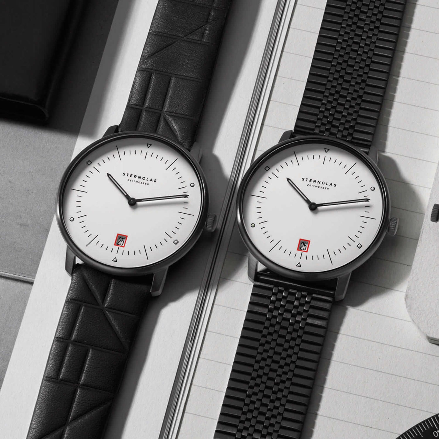 popup|Neues Editionsarmband Bauhaus|Das Editionsband Bauhaus - hergestellt in Deutschland - besticht durch sein markantes Bauhaus Muster auf der Oberseite des schwarzen Kalbleders.