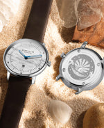 popup|Feine Editionsgravur|Mit der Editionsgravur "Perlmutt" auf der Gehäuserückseite trägst Du ein einzigartiges Schmuckstück am Handgelenk.