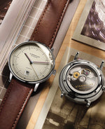 popup|Verschraubter Saphirglas Gehäuseboden|Der verschraubte Gehäuseboden dichtet Deinen Zeitmesser für den täglichen Gebrauch auf 5bar ab. Das flache Saphirglas ermöglicht eine klare Sicht auf den mit Gravur verdelten Rotor des Miyota 9015