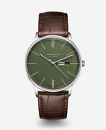 popup|Gewölbtes Zifferblatt in Vintage-Optik|Inspiriert vom Berliner Bahnhof in Hamburg vor über 150 Jahren, ist das Zifferblatt reduziert und klar gehalten. Durch die edle Satinierung wirkt das gewölbte Zifferblatt mit seinen feinen Indizes zeitlos klassisch.