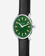 popup|Die Zeit stets im Blick|Das Design ist eine Hommage an den Stil der 70er Jahre. Schon das satinierte und gewölbte Zifferblatt mit den auffälligen Indizes springt direkt ins Auge.