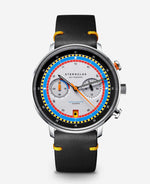 popup|Inspiriert von den Regatta-Chronographen der 70er..|..treffen hier die Primärfarben im Bauhaus Rot, Gelb und Blau auf die Farbwelt des Segelbootrennens. Ein besonderes Detail wartet auf Segelfans im Datumsfenster: alle zwei Tage tauchen dort statt der Zahlen die bunten Signalzeichen der Regatta auf.