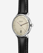 popup|Klassisches Bauhaus-Design|Inspiriert von der Bauhaus-Bewegung der 20er Jahre ist das Zifferblatt reduziert und klar gehalten. Weitere Highlights sind der silberfarbende Datumsrahmen und die roten Akzente der Zeiger, sowie das satinierte Zifferblatt in "alabaster".