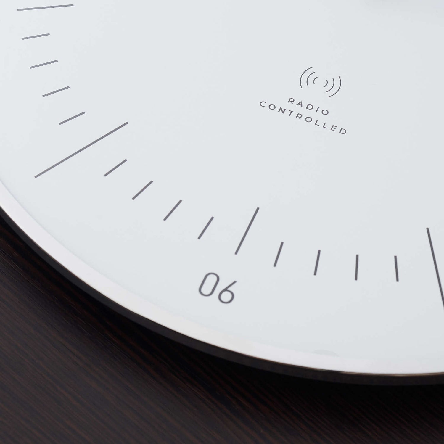 popup|Zeit umstellen ade: Erlebe den Komfort einer funkgesteuerten Wanduhr|Mit der Naos Funkwanduhr behältst du immer die korrekte Zeit im Blick, dank des präzisen Funkuhrwerks. Es synchronisiert sich automatisch mit der genauen Uhrzeit – kein manuelles Einstellen nötig.