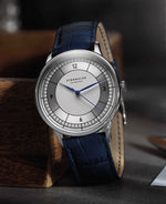 popup|Ein Design, das historische Vorbilder aufgreift|Das 40-mm-Gehäuse aus robustem, poliertem 316L Edelstahl umschließt ein satiniertes Zifferblatt mit Blattzeigern.