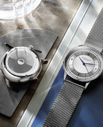 popup|Hochwertige Gehäusegravur|Auf dem 4-fach verschraubten Gehäuseboden findet sich eine abstrakte Tag/Nacht-Gravur, welche den thematischen Kontrast zwischen Art Déco und Bauhaus widerspiegelt.