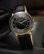 popup|Ein Design, das historische Vorbilder aufgreift|Das 40-mm-Gehäuse aus robustem, poliertem 316L Edelstahl umschließt ein satiniertes Zifferblatt mit Blattzeigern.