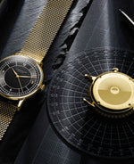 popup|Hochwertige Gehäusegravur|Auf dem 4-fach verschraubten Gehäuseboden findet sich eine abstrakte Tag/Nacht-Gravur, welche den thematischen Kontrast zwischen Art Déco und Bauhaus widerspiegelt.