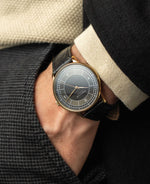 popup|Quarz-Werk mit schleichender Sekunde|Die Sedius verfügt über eine schleichende Sekunde, die den Zeiger mit 4 Schlägen pro Sekunde über das Zifferblatt gleiten lässt und so das klassische Ticken von reinen Quarzuhren vermeidet.