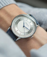 popup|Quarz-Werk mit schleichender Sekunde|Die Sedius verfügt über eine schleichende Sekunde, die den Zeiger mit 4 Schlägen pro Sekunde über das Zifferblatt gleiten lässt und so das klassische Ticken von reinen Quarzuhren vermeidet.