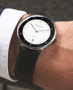 popup|5 ATM wasserdicht|Der sorgsam verschraubte Gehäuseboden dichtet Deinen Zeitmesser für den täglichen Gebrauch optimal ab.