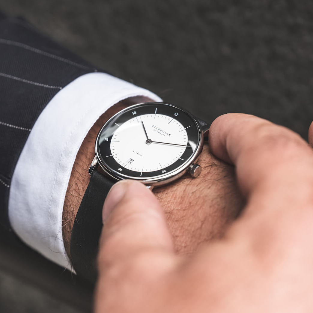popup|Passt unter jeden Hemdärmel|Die besonders flache Gehäusekonstruktion macht die Naos Edition Bauhaus zur optimalen Dresswatch für den Alltag.