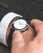 popup|Passt unter jeden Hemdärmel|Die besonders flache Gehäusekonstruktion macht die Naos Edition Bauhaus zur optimalen Dresswatch für den Alltag.