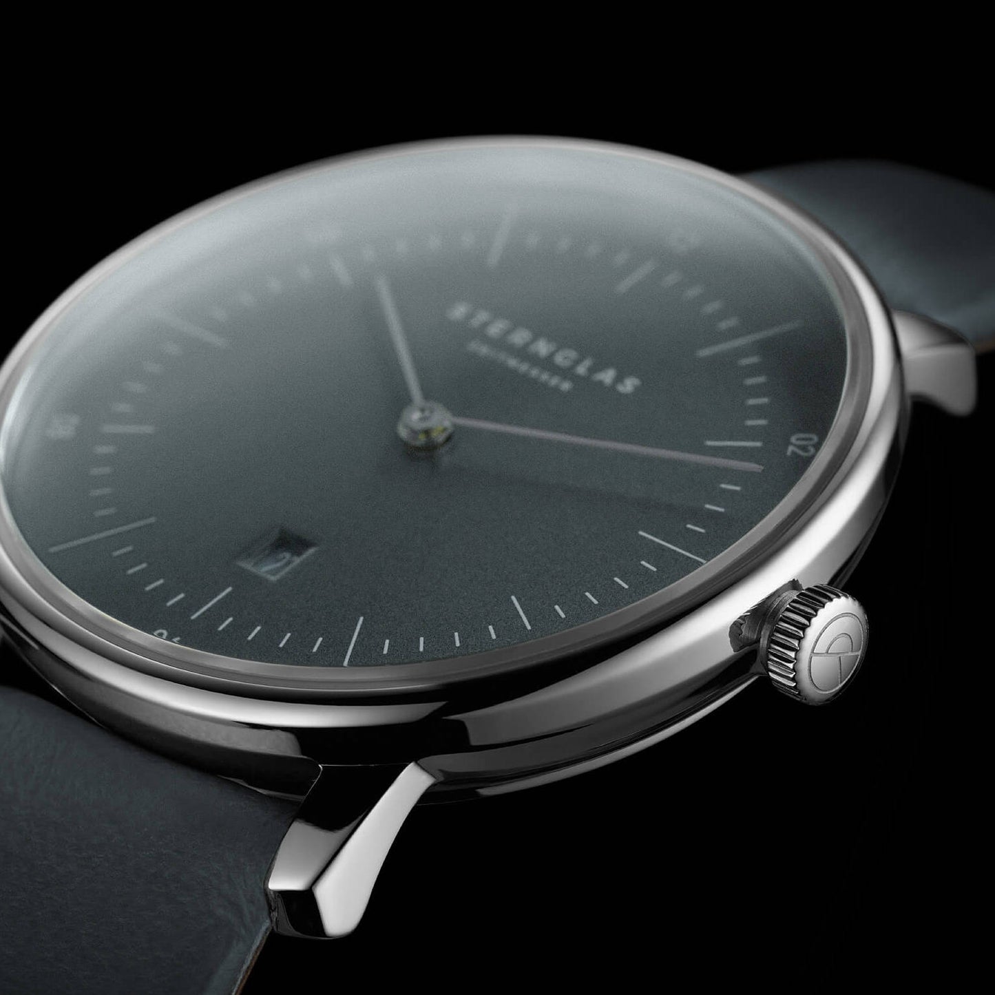 popup|Passt unter jeden Blusenärmel|Die besonders flache Gehäusekonstruktion macht die Naos Quarz zur optimalen Dresswatch für den Alltag.