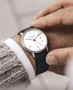 popup|Samtweiches Kalbslederarmband|Unser Lederarmband "Premium" stammt von einer familiengeführten Ledermanufaktur aus dem Bayerischen Wald, die seit Jahrzehnten für eine herausragende Verarbeitungsqualität steht.