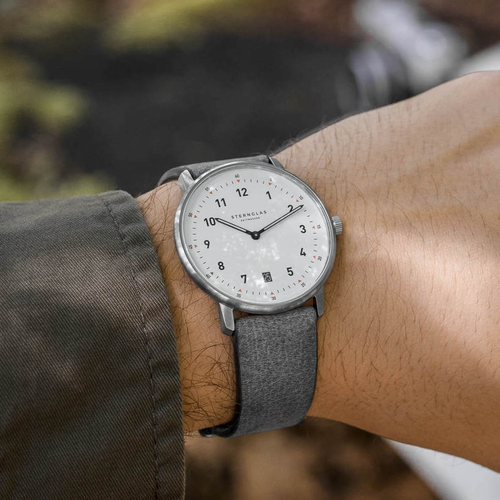 popup|Passt unter jeden Hemdärmel|Die besonders flache Gehäusekonstruktion macht die Tero zur optimalen Uhr für den Alltag.