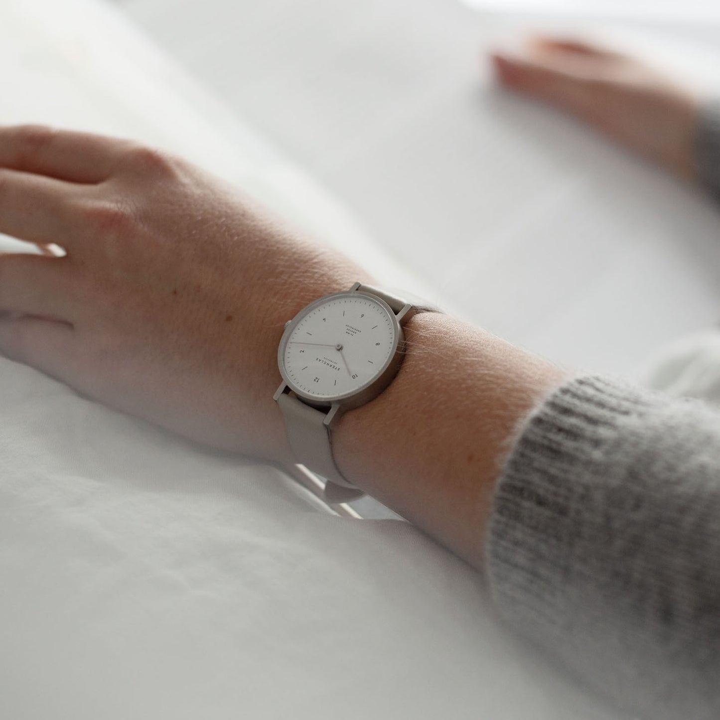 popup|Passt unter jeden Hemdärmel|Die besonders flache Gehäusekonstruktion macht die Junis 34 zur optimalen Dresswatch für den Alltag.