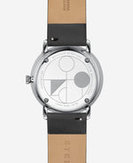 popup|Exklusive Editionsgravur|Die feine Gravur auf dem Gehäuseboden erinnert mit dem geometrischen Muster an die Bauhaus Bewegung der 1920er Jahre.