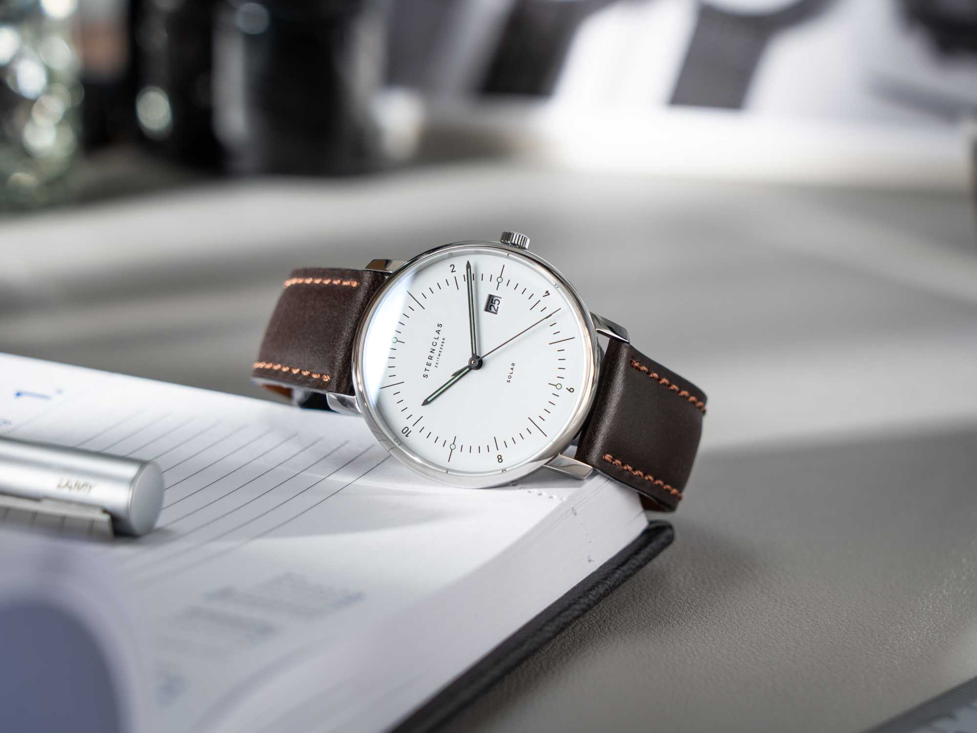 STERNGLAS Uhr auf Entwurfsunterlagen im Designprozess