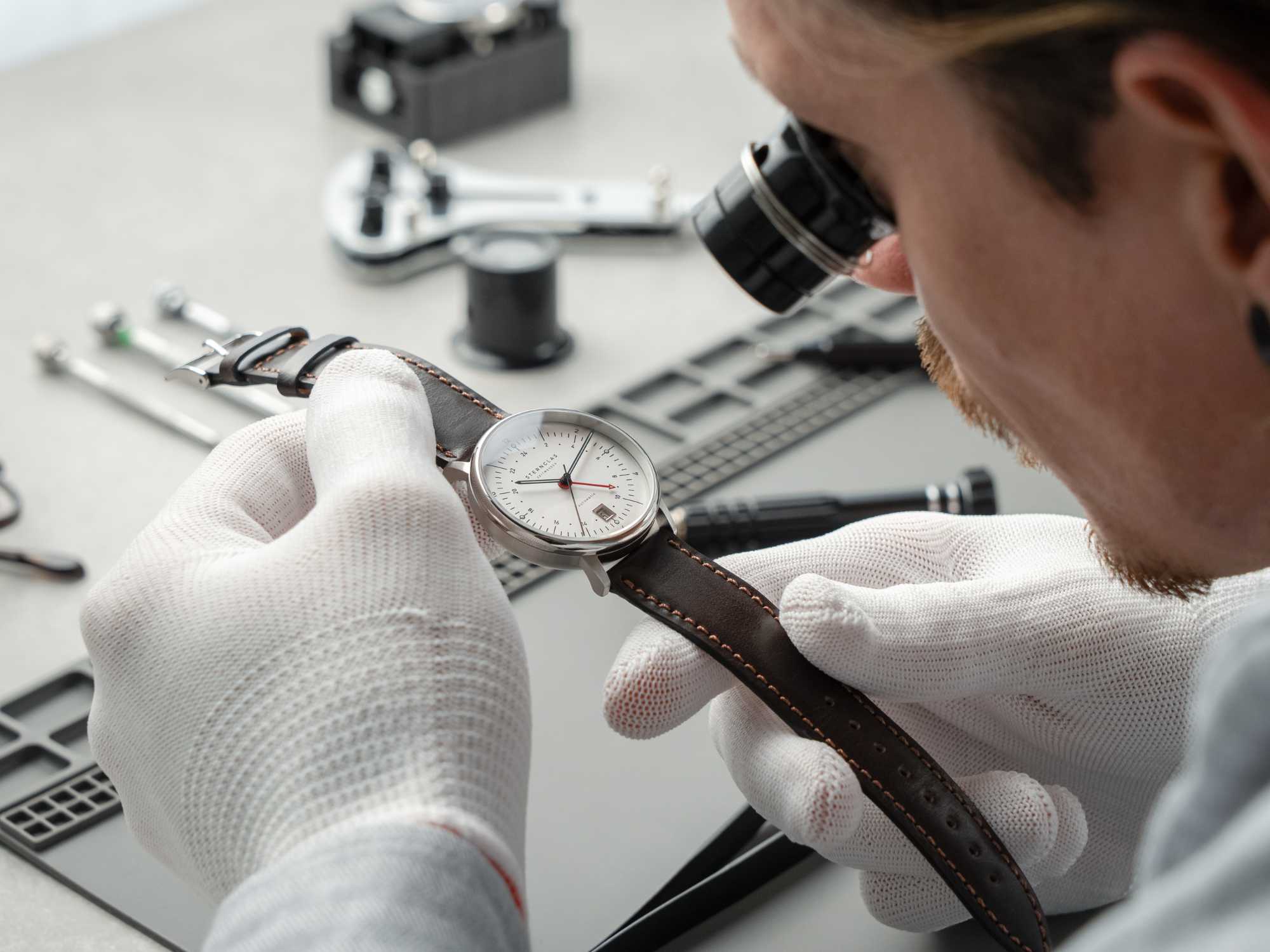 Qualitätsprüfung einer STERNGLAS Uhr durch einen Uhrmacher