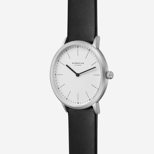 popup|Gut geschützt durch das Saphirglas|Für eine klare Sicht sorgt das absolut kratzfeste und doppelt entspiegelte Saphirglas – die Premiumklasse der Uhrgläser.