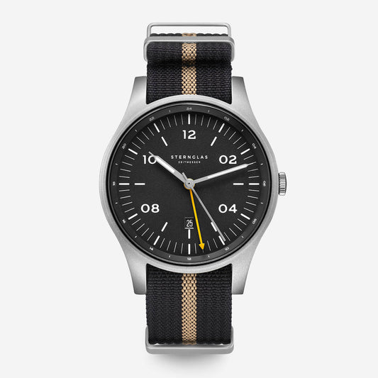 popup|Robustes Field-Watch Design mit Funktion|Widerstandsfähige Materialien und die zusätzliche Zeitzone macht die Taiga GMT perfekt für jeden Reisenden.