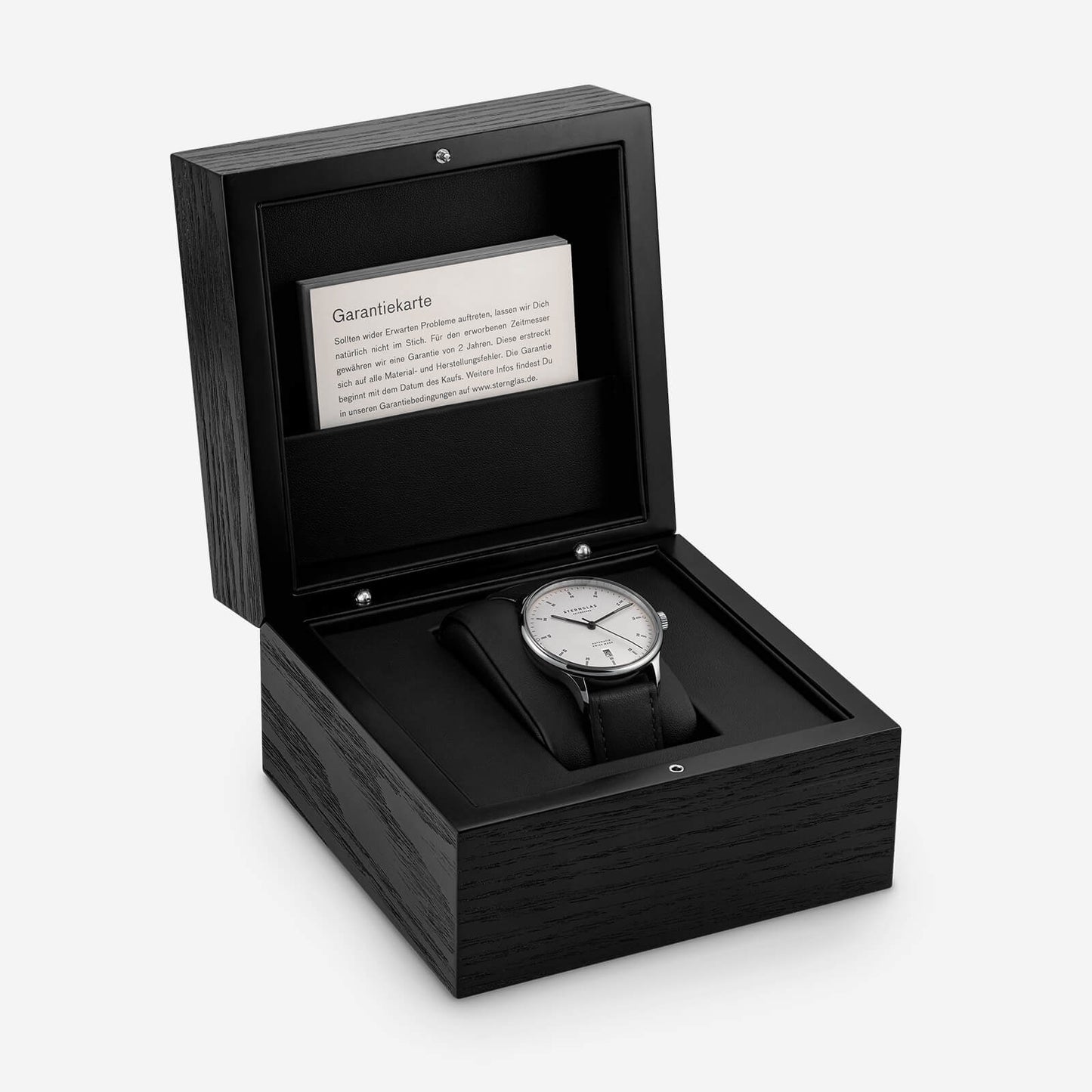 popup|Hochwertige Uhrenbox|Die Kanton 2.0 kommt in einer edlen Aufbewahrungsbox mit schwarzem Eichenfurnierholz.