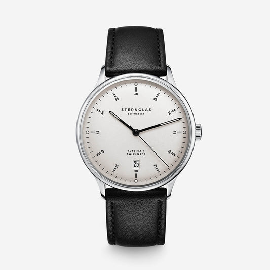 popup|Schweizer Uhrmacherkunst|Erfahrene Uhrmacher in der Schweiz montieren die Kanton 2.0 sorgsam und mit absoluter Präzision.